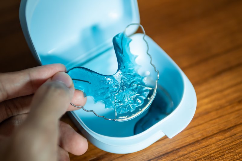 Retainer in carrying case